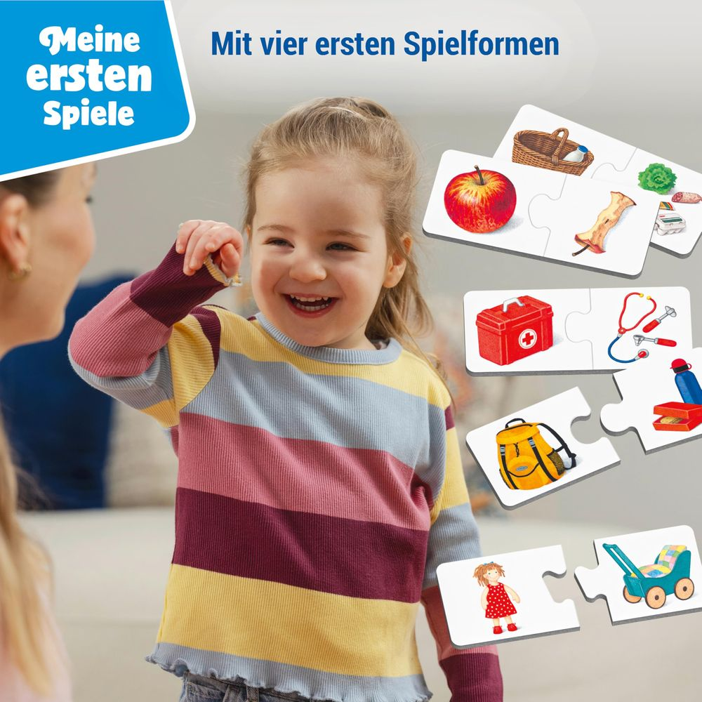 Una bambina sorridente gioca con puzzle raffiguranti cibo, oggetti medici e giocattoli.