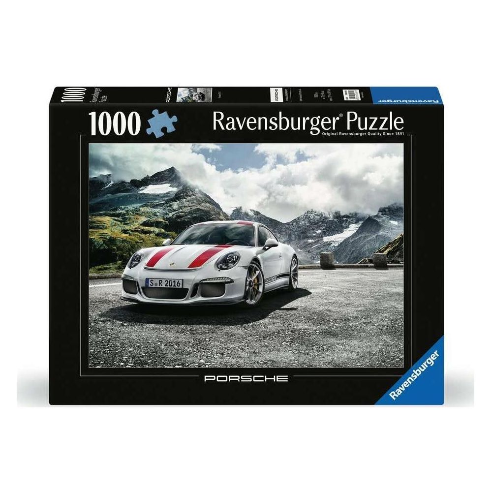 Ein weißer Porsche mit roten Streifen parkt vor einer Bergkulisse.