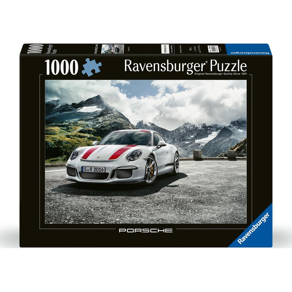 Ein weißer Porsche mit roten Streifen steht vor einer Berglandschaft.