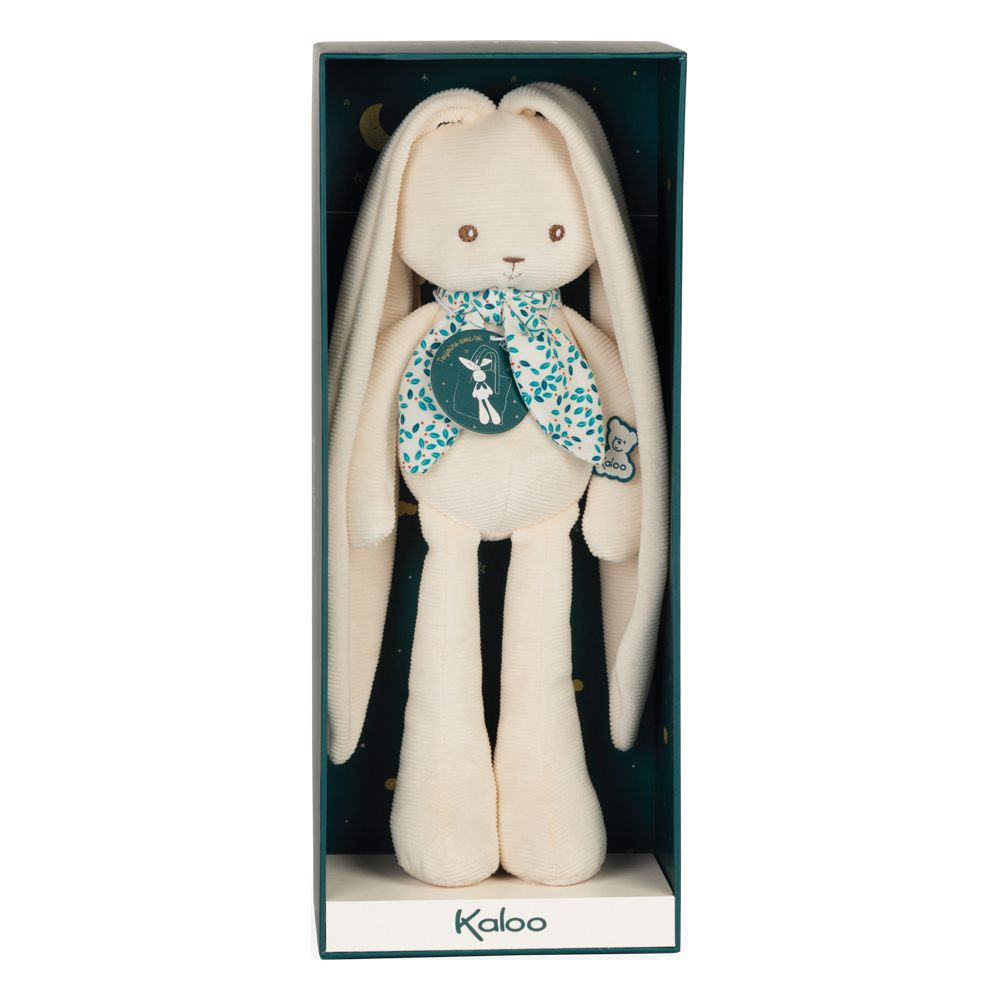 Ein cremefarbener Hase mit langen Ohren und einem blauen Schal in einer Box.
