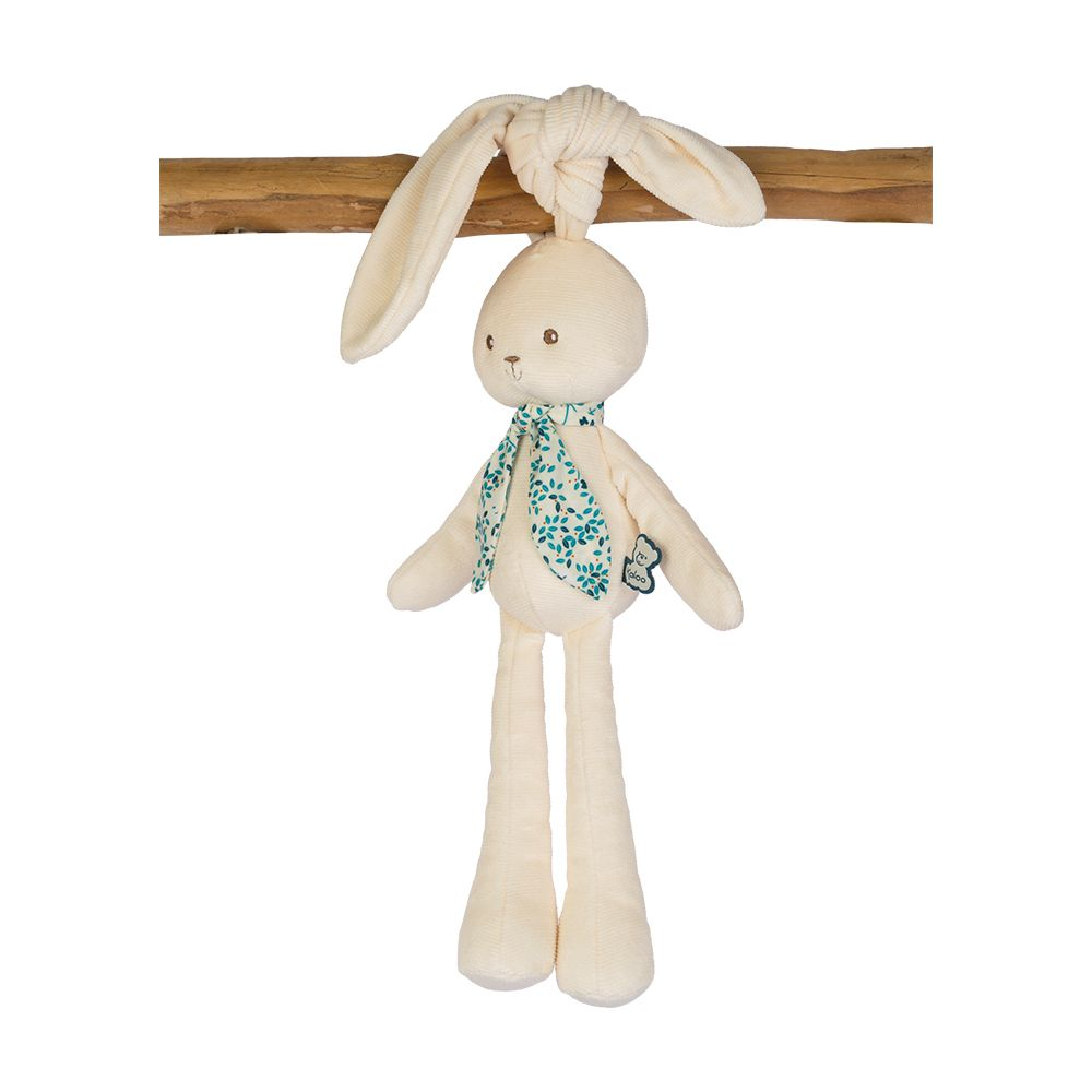 Ein cremefarbener Plüschhase mit langen Ohren und Beinen, der einen Schal mit Blumenmuster trägt, hängt an einer Holzstange.