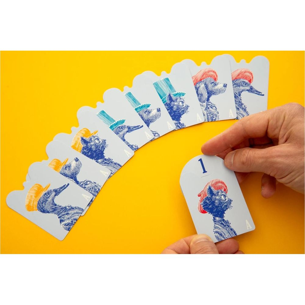 Hand hält eine Karte mit Katze und Nummer 1, daneben mehrere Karten mit Tieren.
