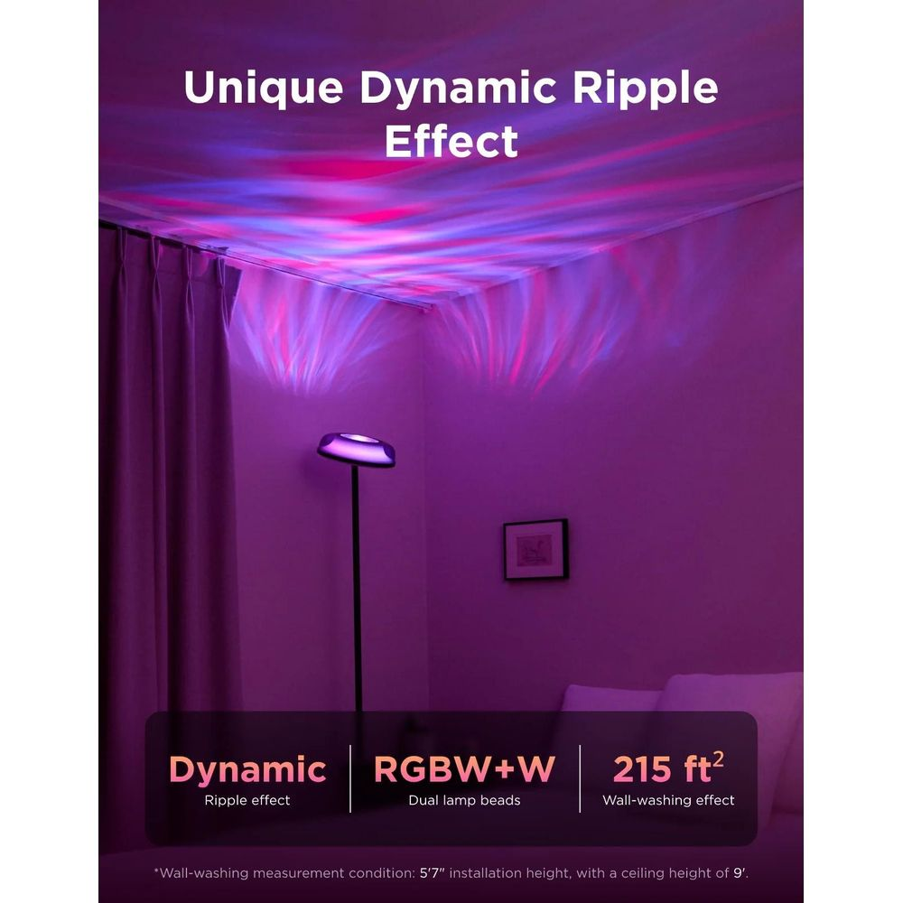Una lampada da terra proietta motivi di luce dinamici viola e blu su soffitto e parete.