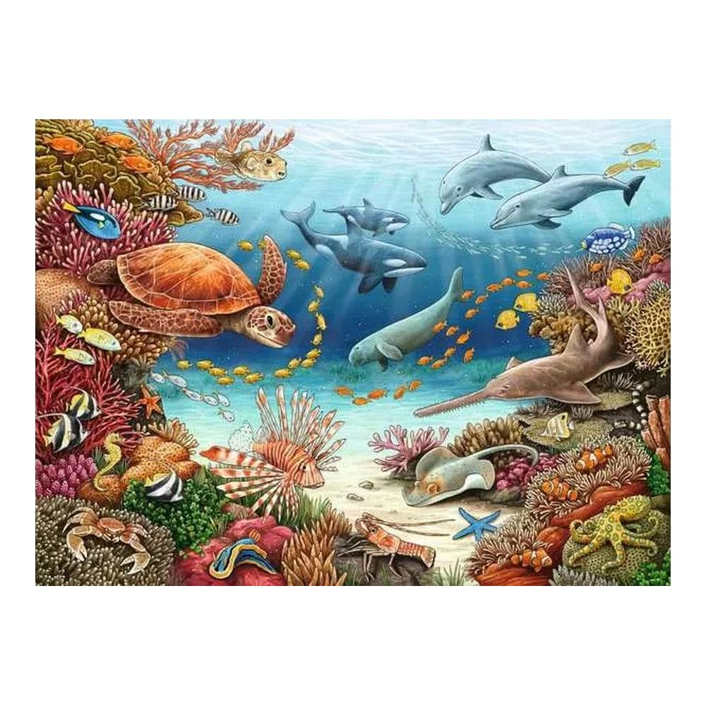 Una vibrante barriera corallina è ricca di vita marina, tra cui una tartaruga, delfini, orche e vari pesci.