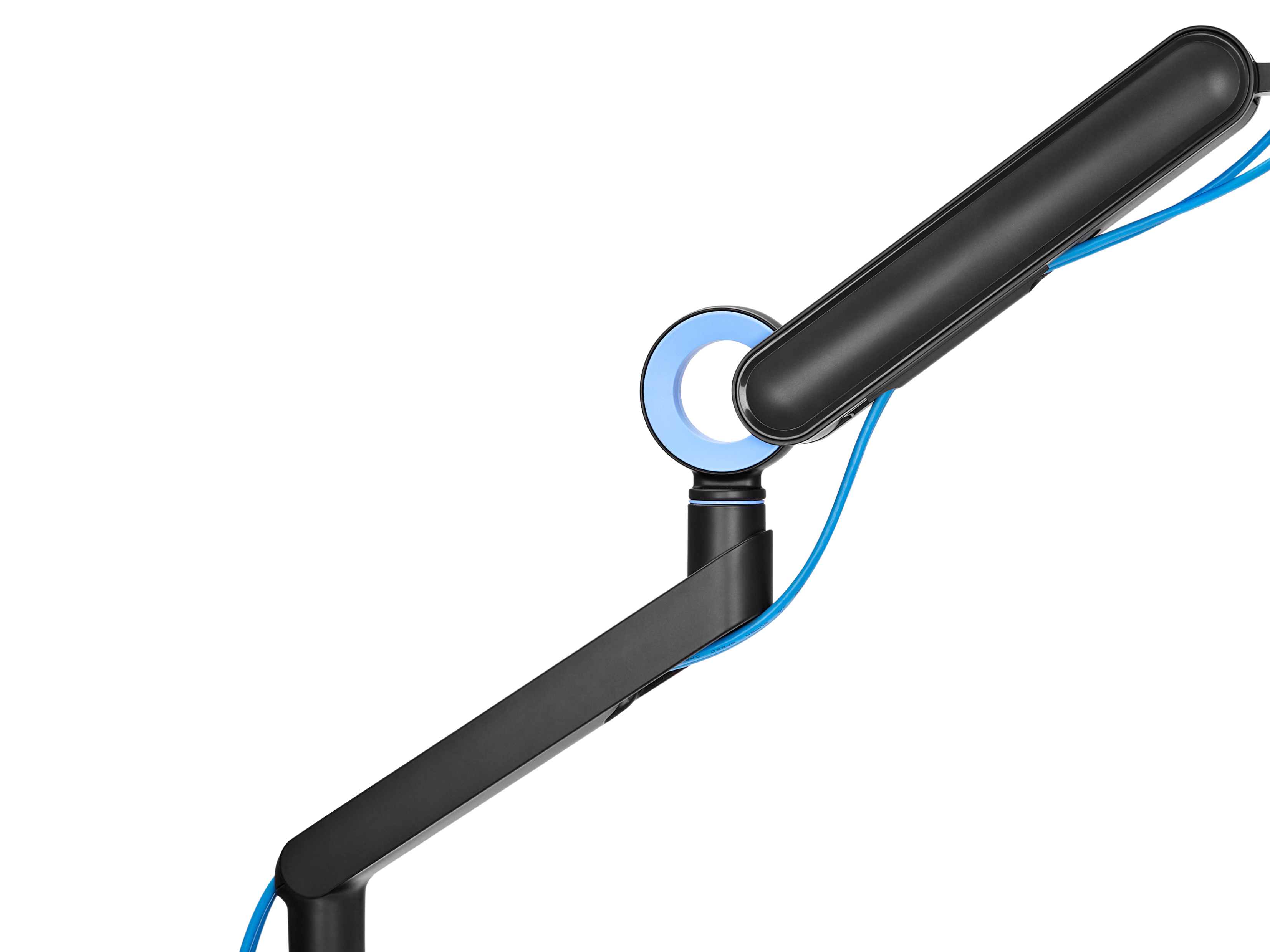 Schwarzer Monitorarm mit blauem Kabel und blauem Ringdetail.