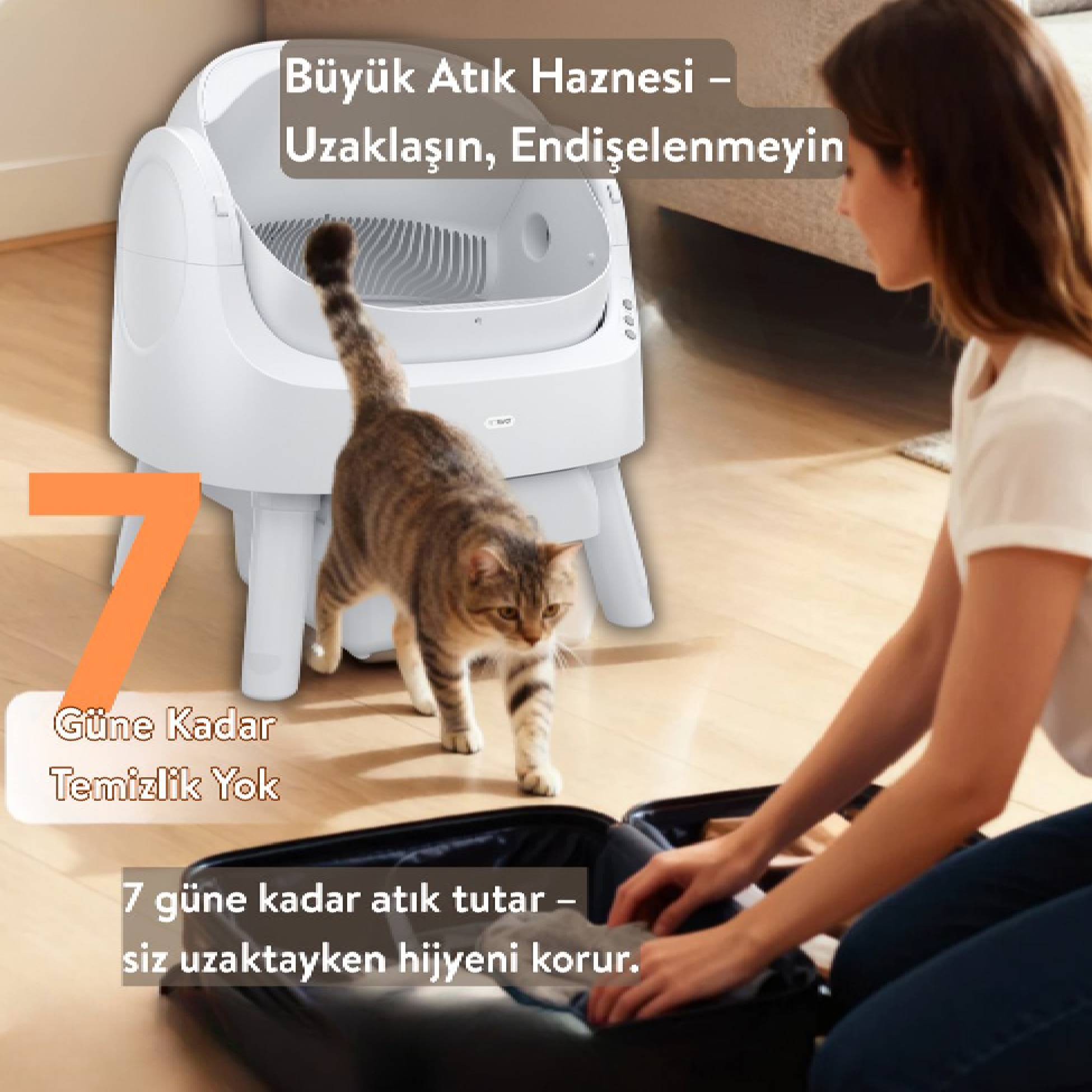 Bir kadın bavul hazırlarken, bir kedi beyaz bir kedi tuvaletinin yanından geçer.