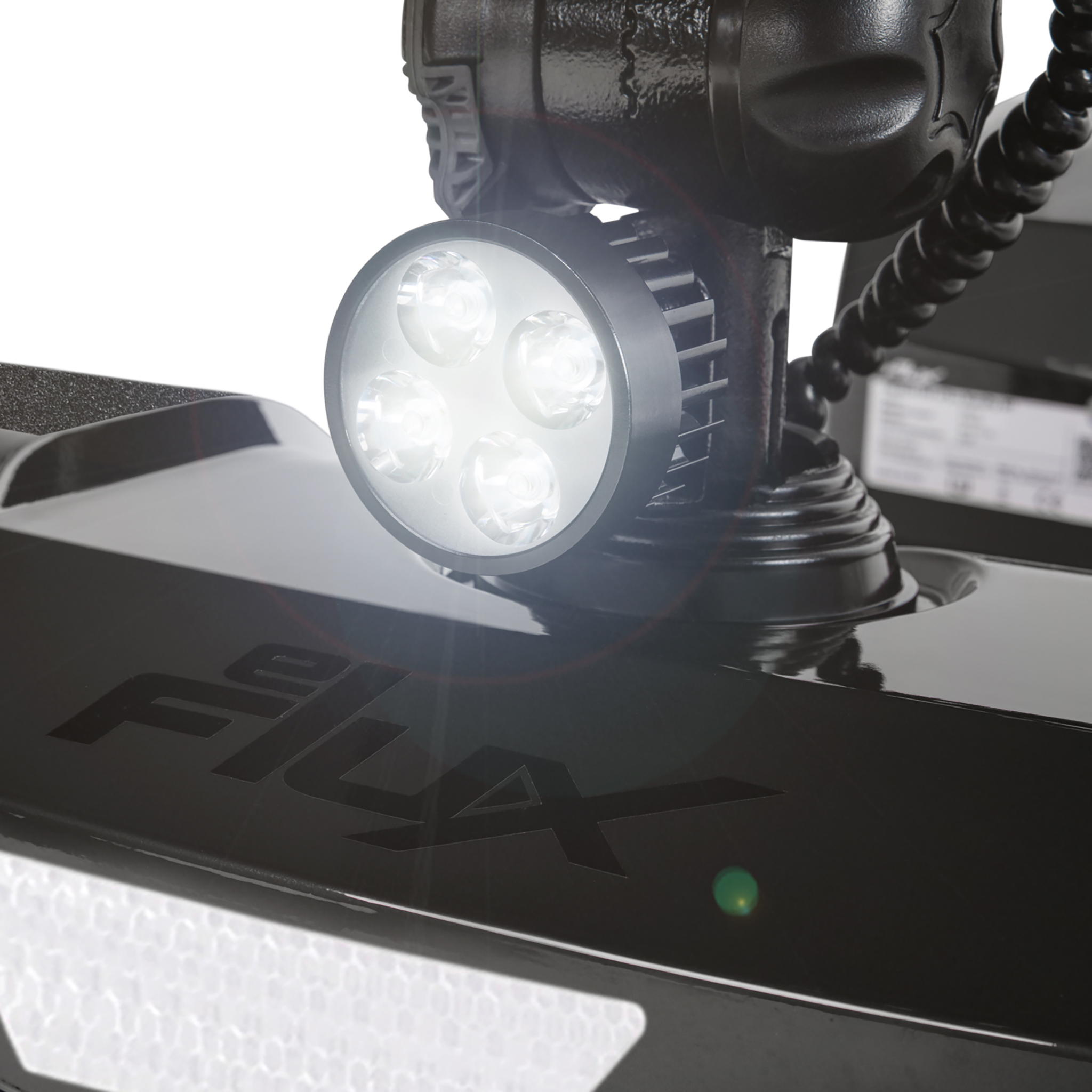 Ein schwarzes E-Scooter-Deck mit dem Logo F.LX und einer hellen LED-Leuchte.