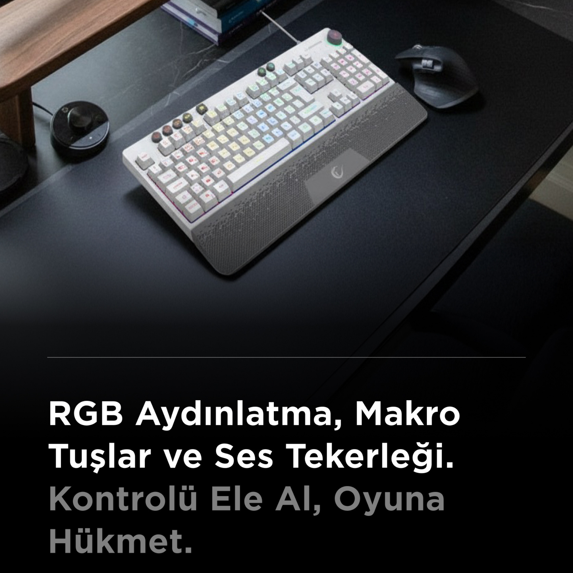 RGB aydınlatmalı beyaz klavye, kaydırma tekerleği ve fare masada.