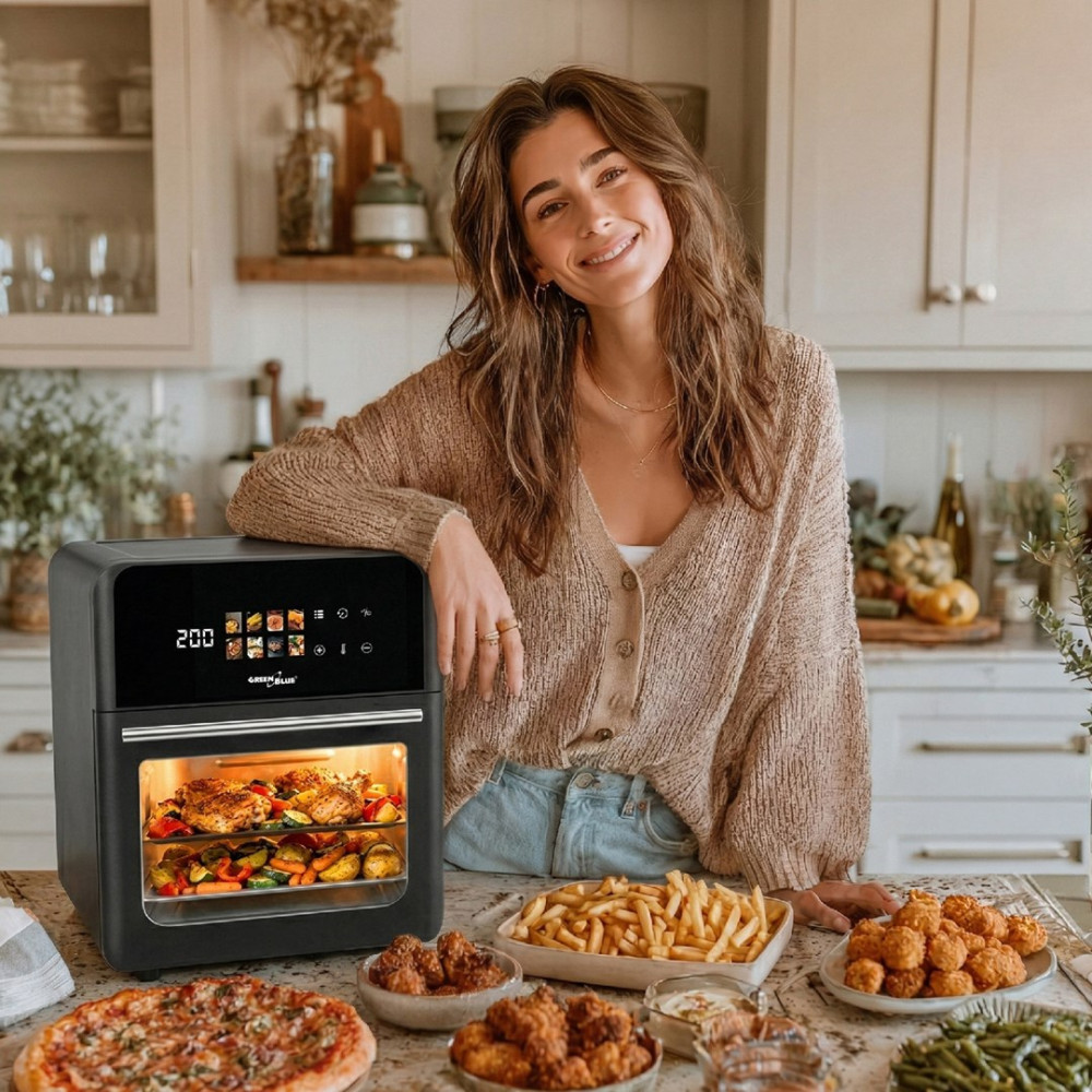 Donna vicino a friggitrice ad aria con pollo, verdure, pizza, patatine e pollo fritto.