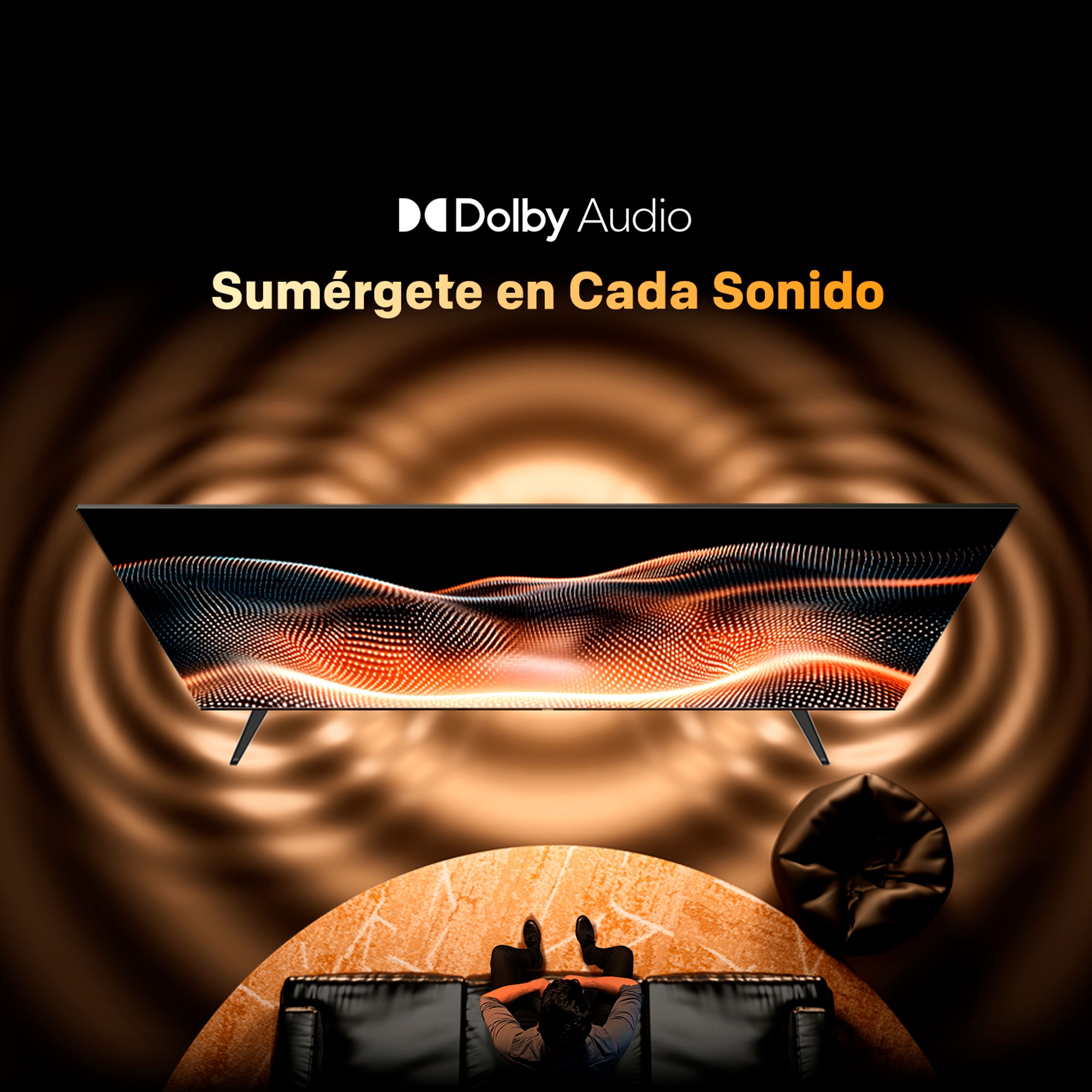 Logo de Dolby Audio sobre un hombre sentado en un sofá mirando una pantalla.