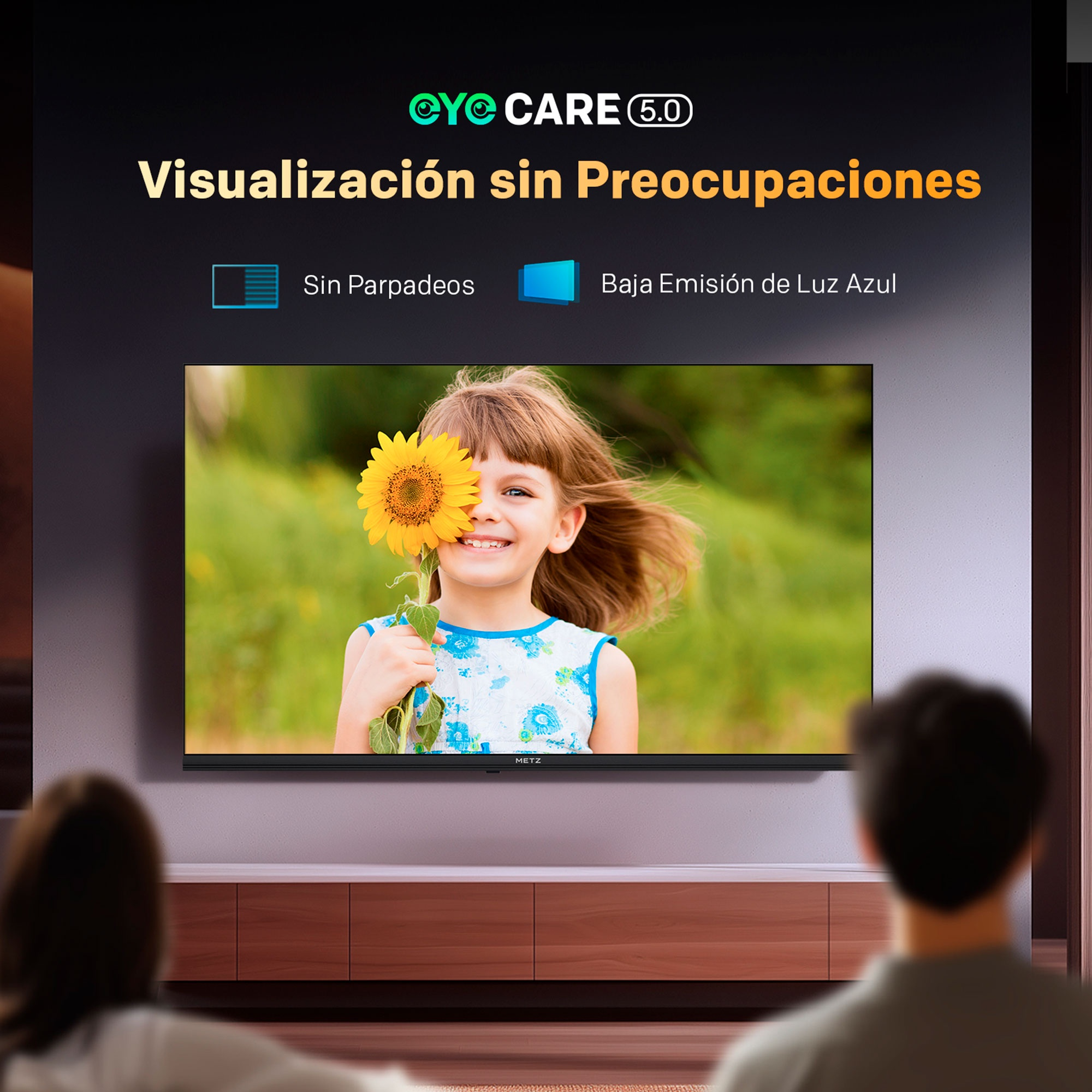 Un niño sostiene un girasol frente a su cara, sonriendo mientras mira un televisor.