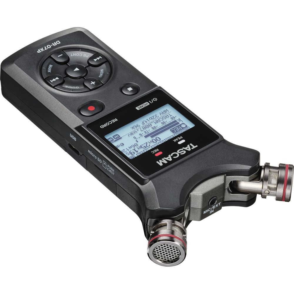 Przenośny rejestrator TASCAM DR-07XP z mikrofonem i ekranem LCD.
