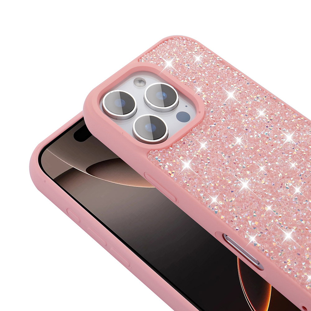 Üçlü kamera kesimli, simli pembe bir iPhone kılıfı gösterilmektedir.