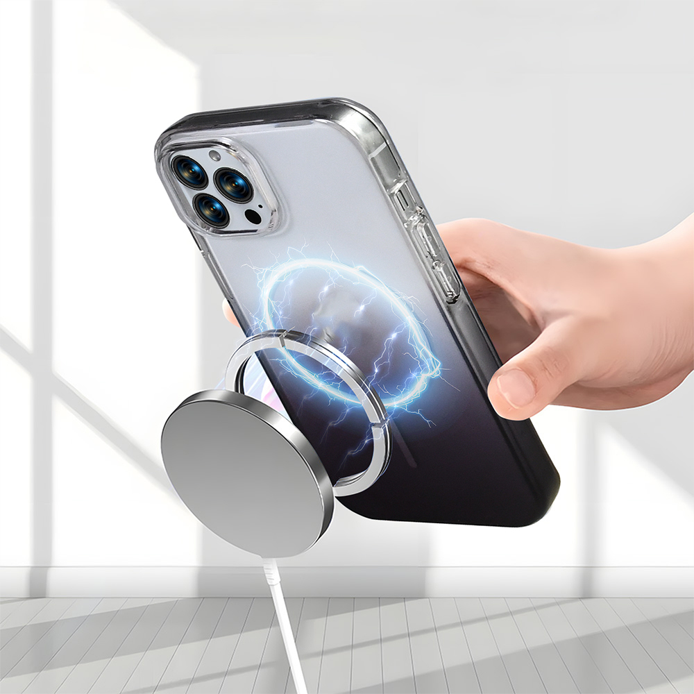 Bir el, şarja takılı manyetik halka tutuculu bir akıllı telefon tutuyor.