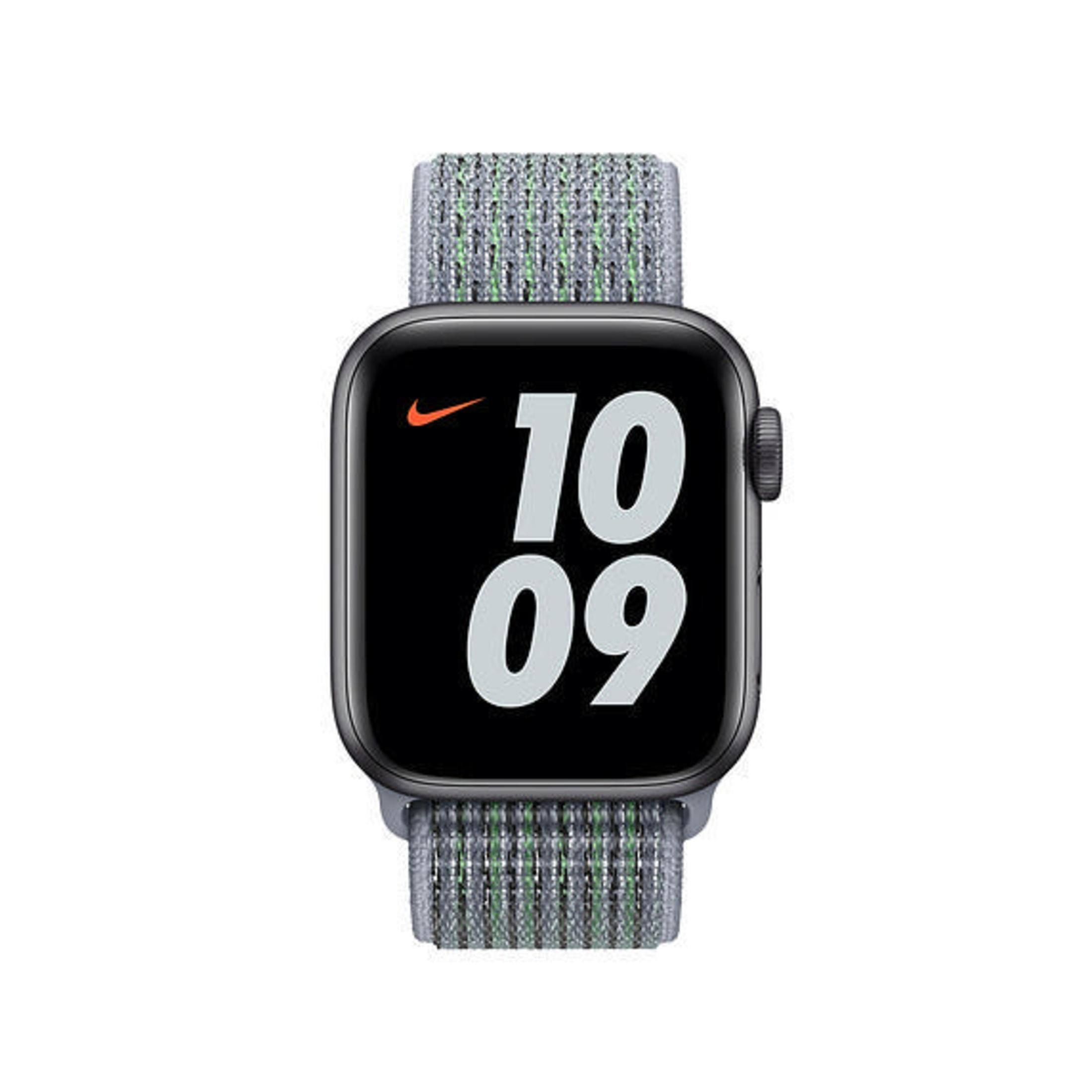 Une Apple Watch grise avec logo Nike et affichage de l'heure.