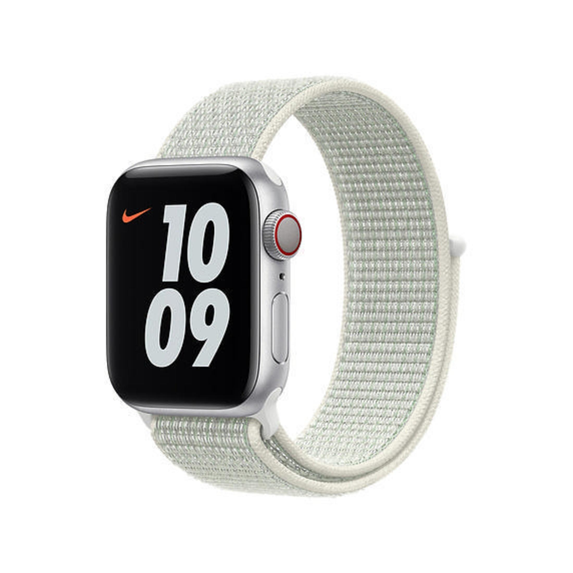 Montre connectée argentée avec bracelet en tissu clair et écran noir affichant 10h09.