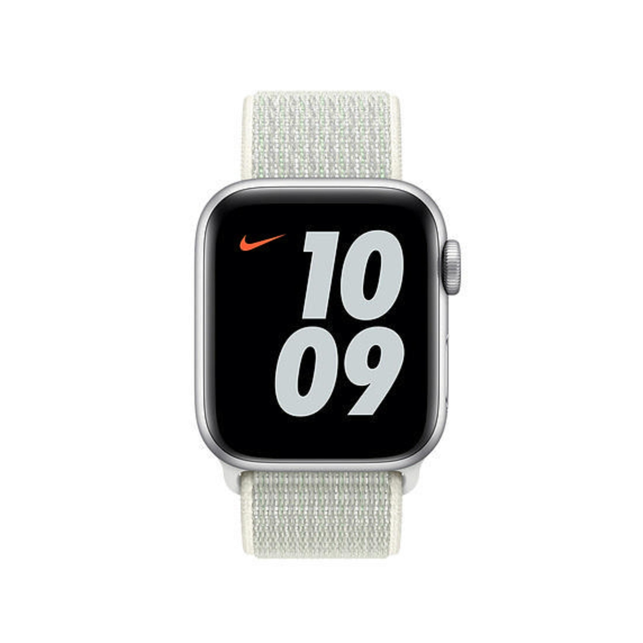 Une montre connectée argentée avec bracelet blanc affiche 10:09.