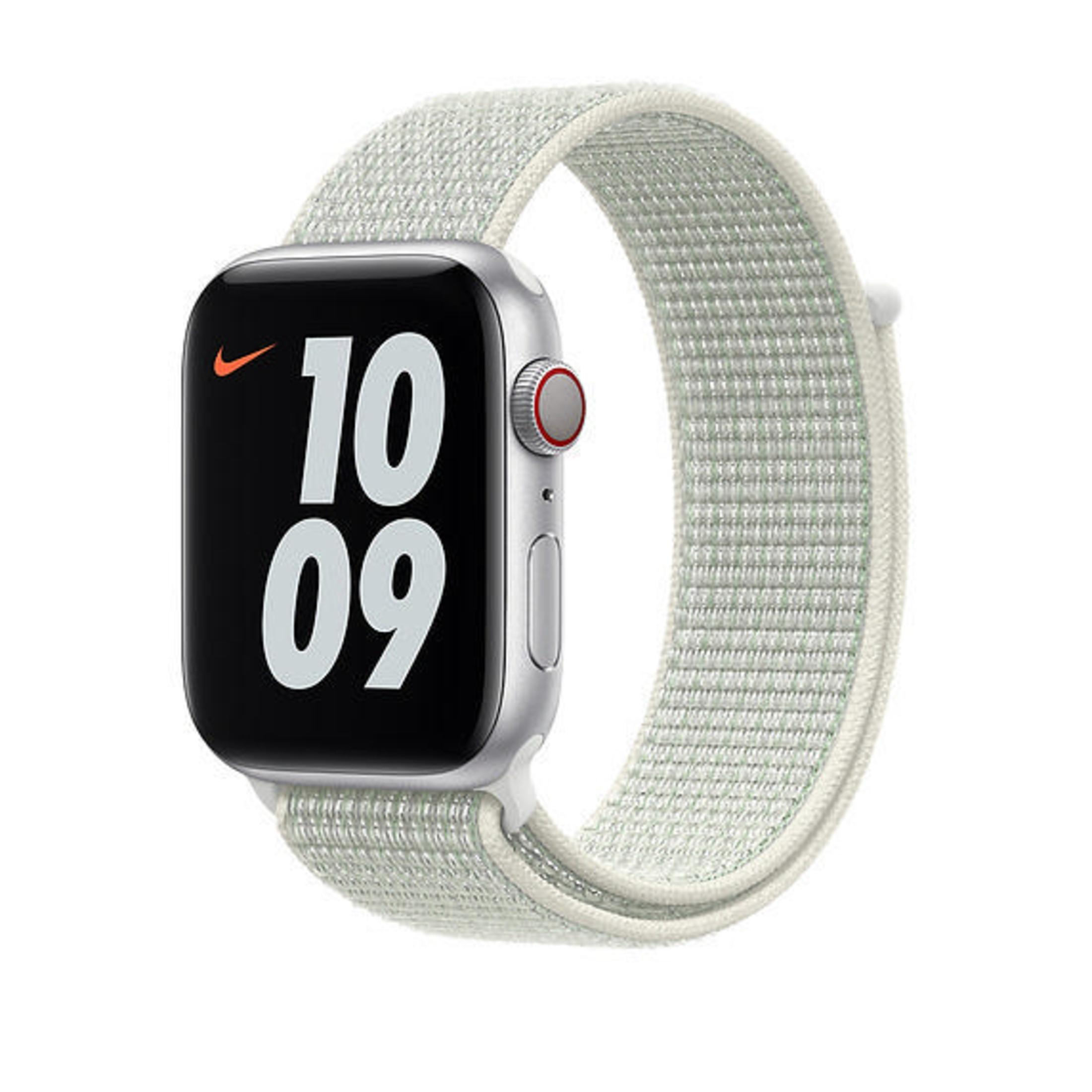 Een zilveren smartwatch met lichtgroene stoffen band en zwart display.
