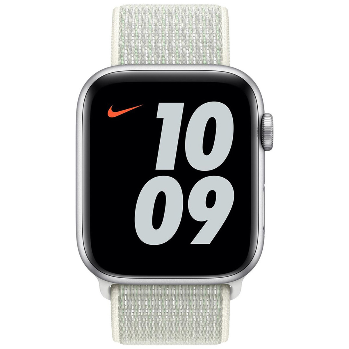 Zilveren Apple Watch met witte Nike band, toont 10:09.