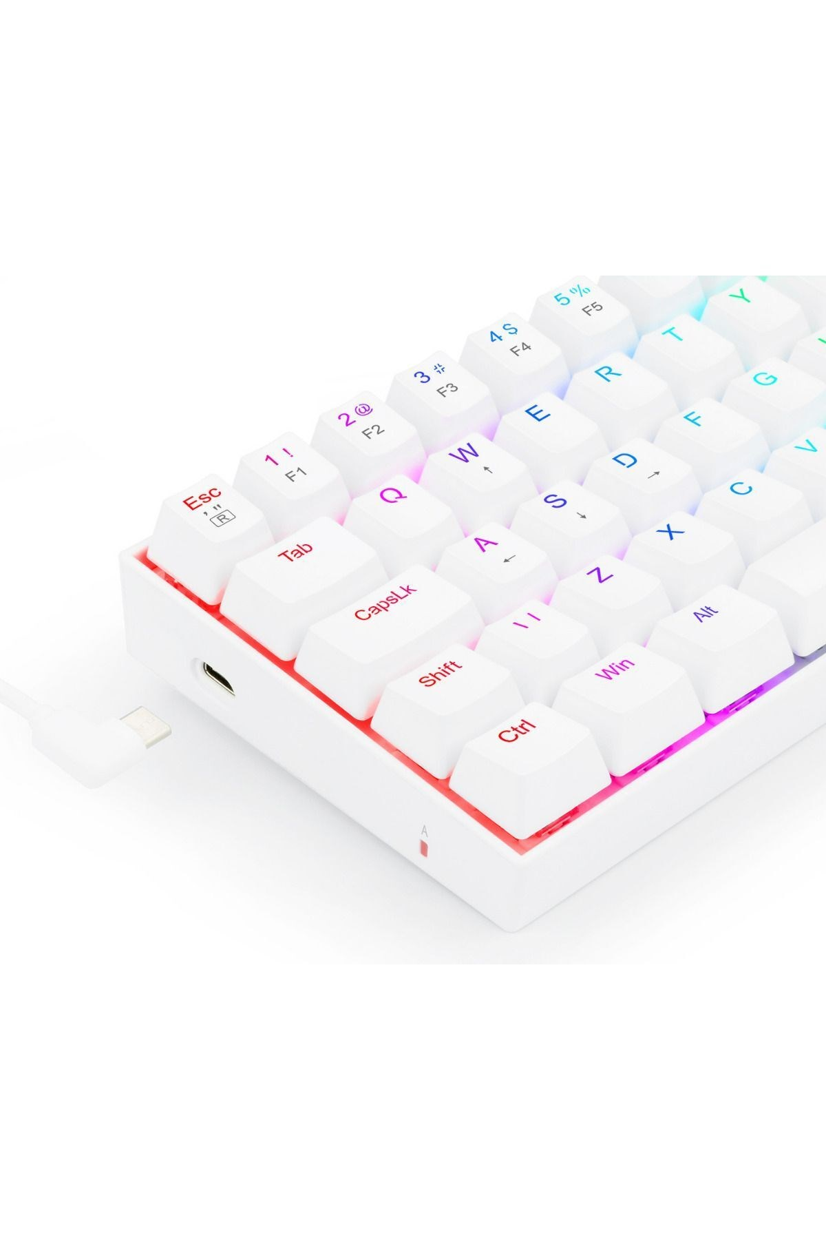 RGB aydınlatmalı beyaz mekanik klavye ve USB-C kablosu. Yakın çekim.