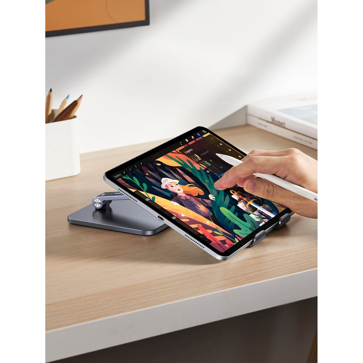 Una mano usa uno stilo per interagire con un tablet su un supporto.