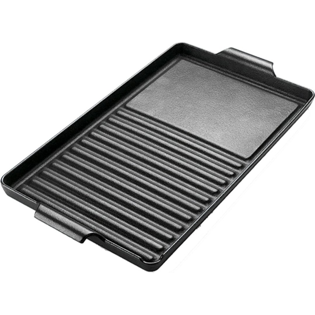 Una piastra grill rettangolare nera con scanalature e manici.