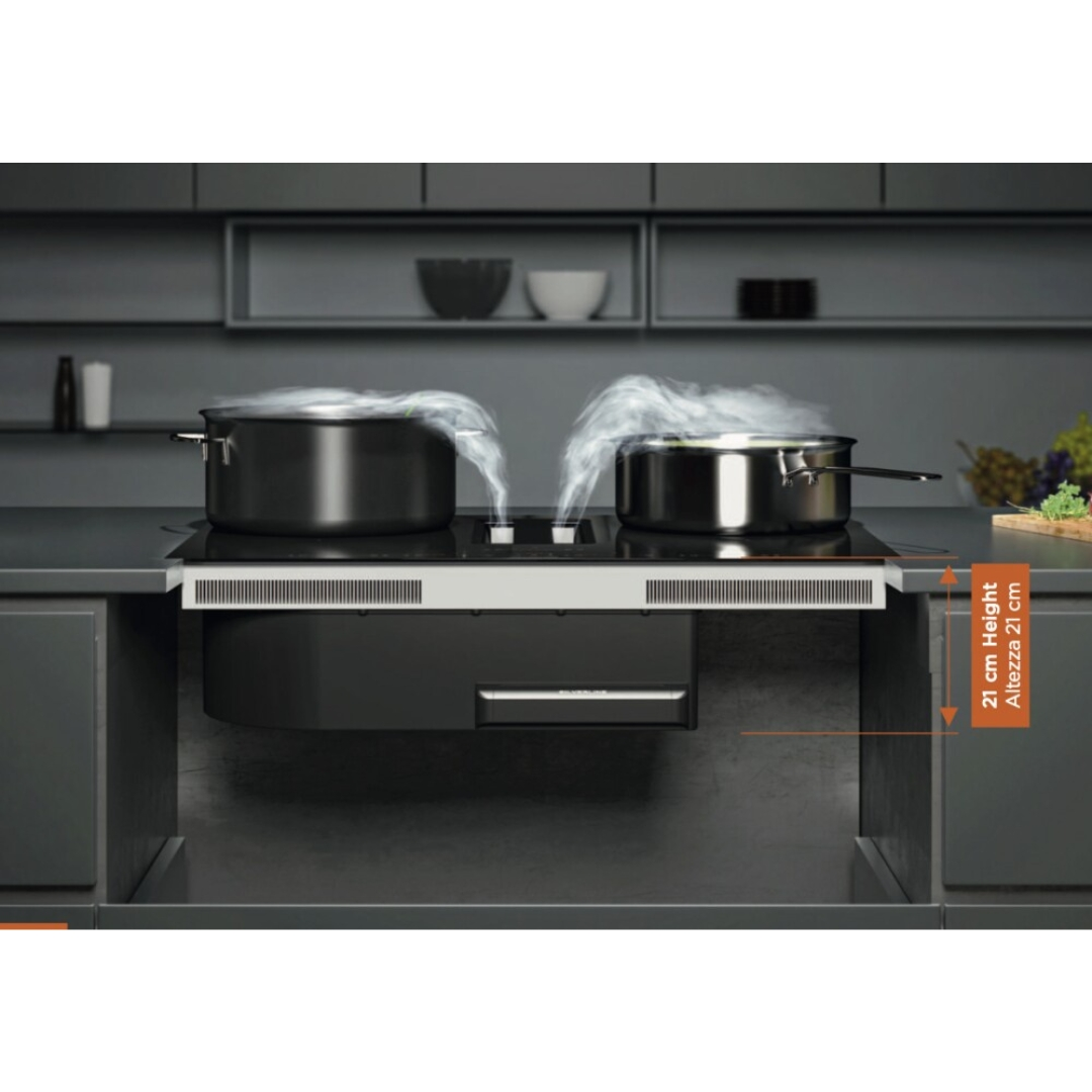 Due pentole su un piano cottura con vapore, integrate in una cucina moderna.