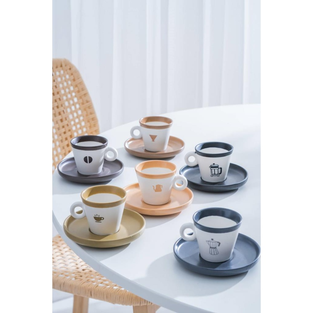 Masada, her biri farklı kahve ikonuna sahip altı espresso fincanı ve tabağı.