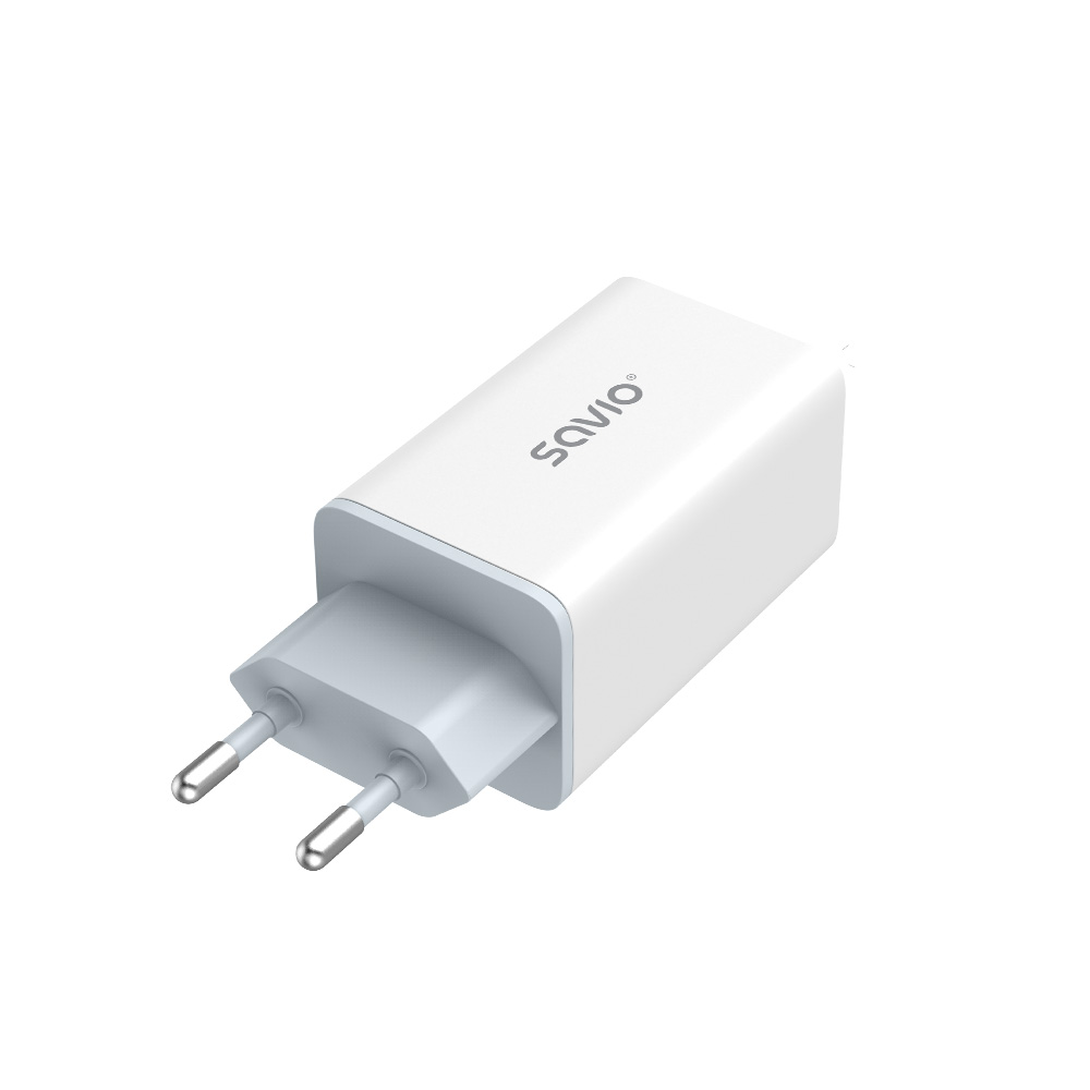 Biały adapter sieciowy z logo SAVIO.