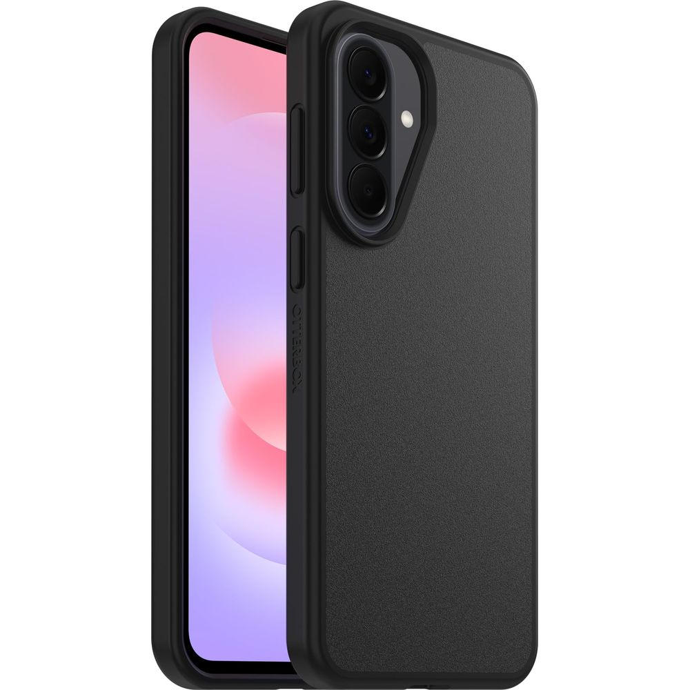 Smartphone noir avec triple appareil photo dans un étui de protection sur fond blanc.