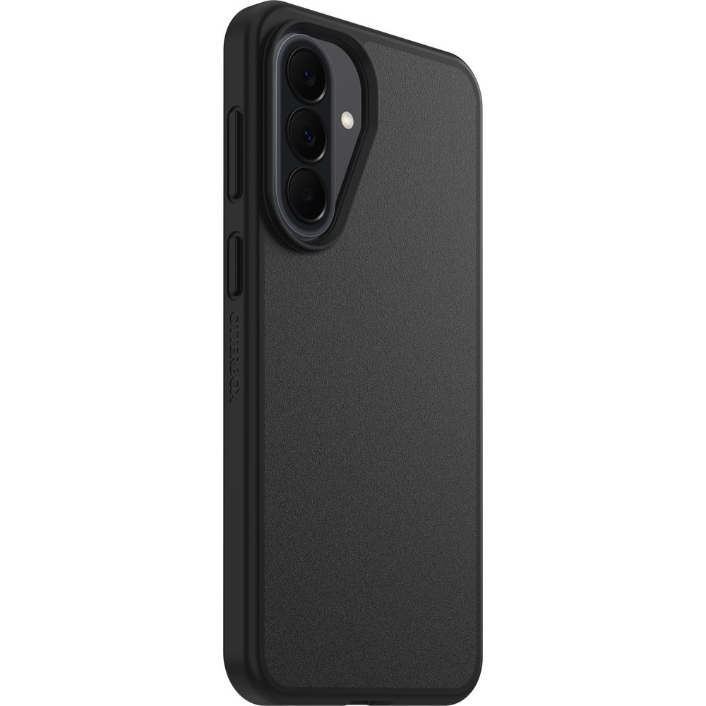 Coque de téléphone noire avec triple objectif photo au dos.