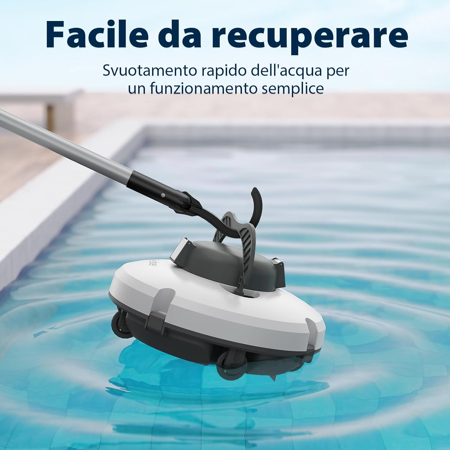 Ein weißer Poolroboter mit Rädern auf dem Wasser, verbunden mit einem Stab.