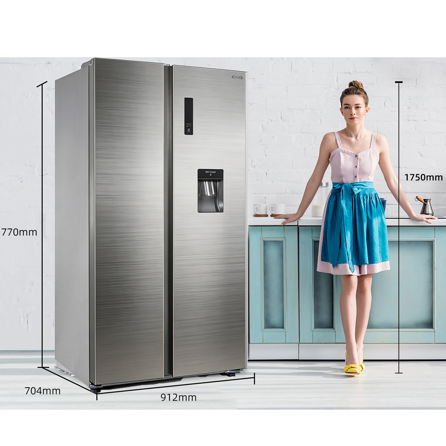 Eine Frau steht neben einem silbernen Kühlschrank mit zwei Türen und einem Wasserspender.