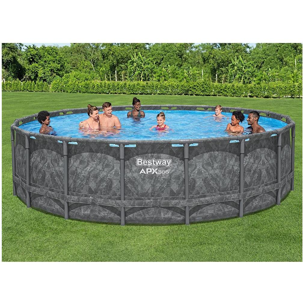 Une famille profite d'une journée ensoleillée dans une piscine ronde extérieure.
