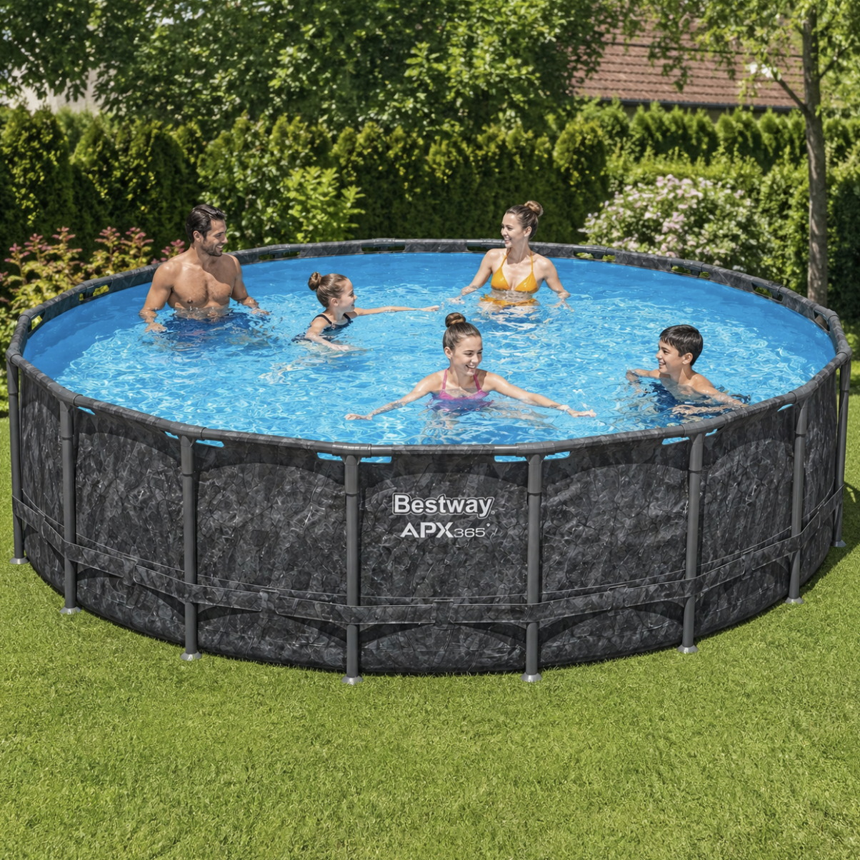 Une famille barbote dans une piscine ronde Bestway APX365 dans une cour.