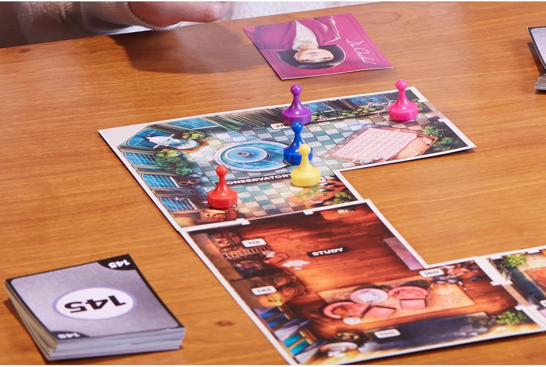 Brettspiel mit Spielfiguren, Karten und Raumszenen auf einem Holztisch.