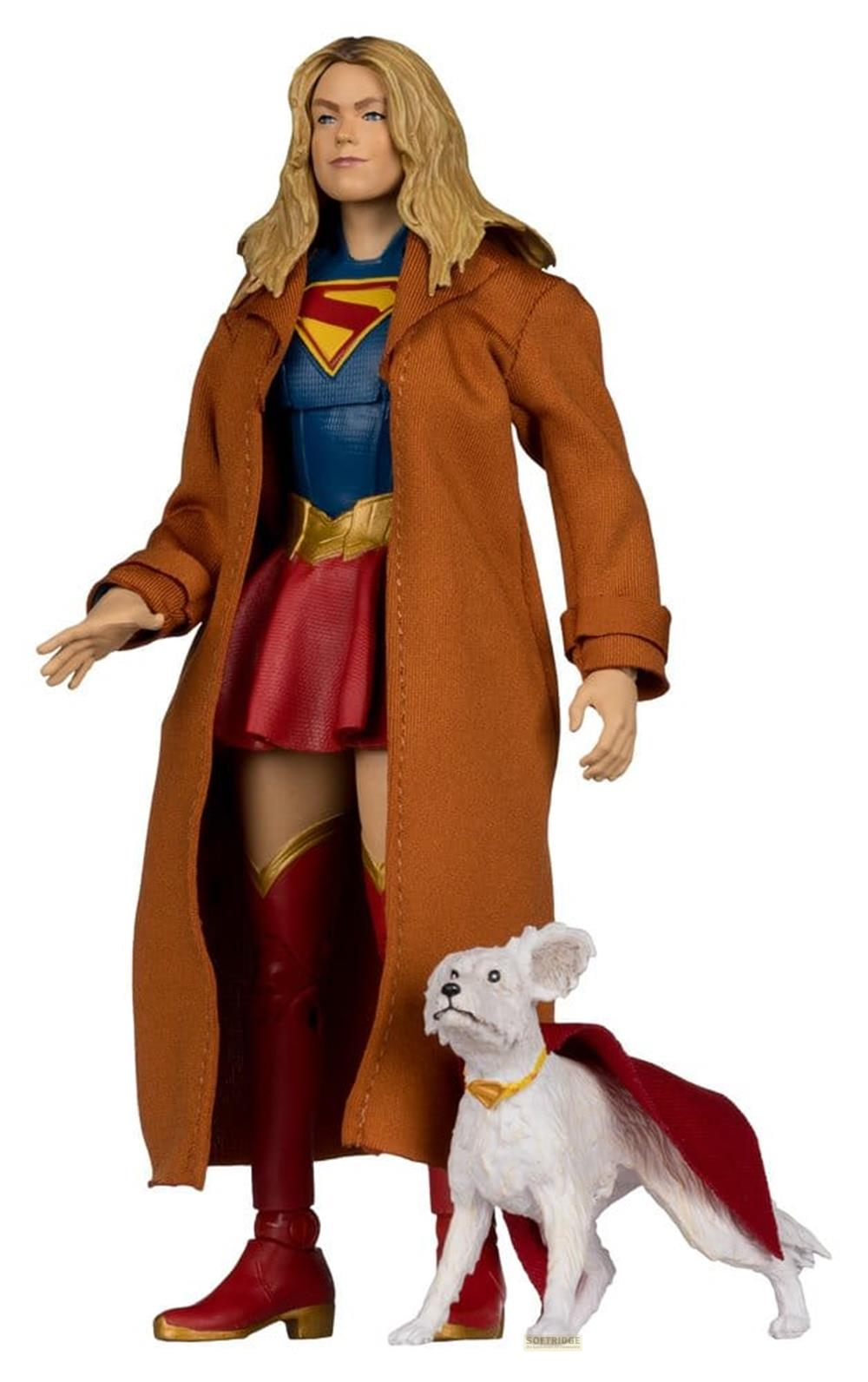Supergirl in cappotto marrone, tuta blu, gonna rossa accanto a cane bianco con mantello rosso.