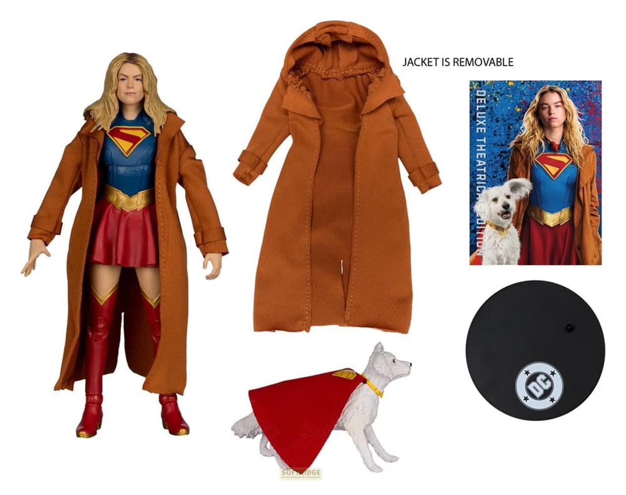Action figure di Supergirl con cappotto marrone, cane e accessori su sfondo bianco.
