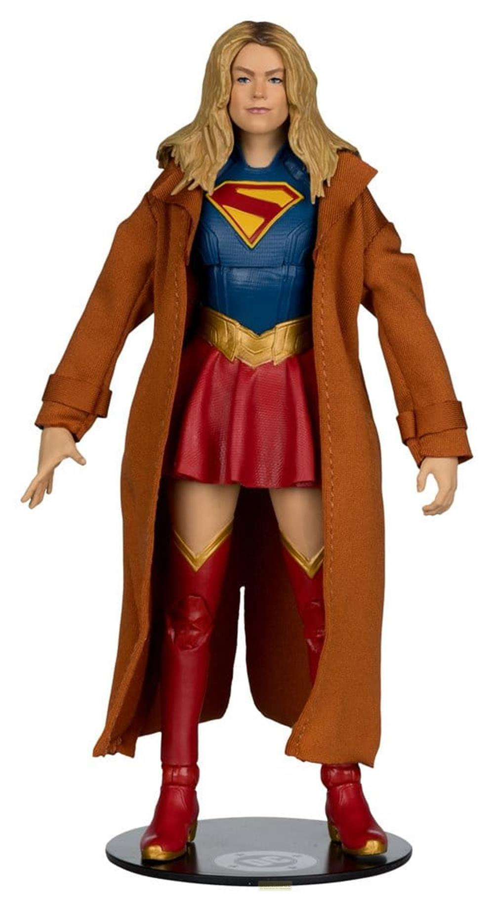 Action figure di Supergirl con cappotto marrone su top blu, gonna rossa e stivali rossi.