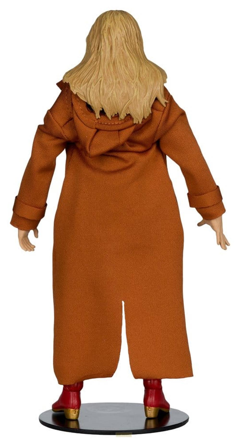 Una figura vista da dietro con capelli biondi, cappotto marrone e scarpe rosse.
