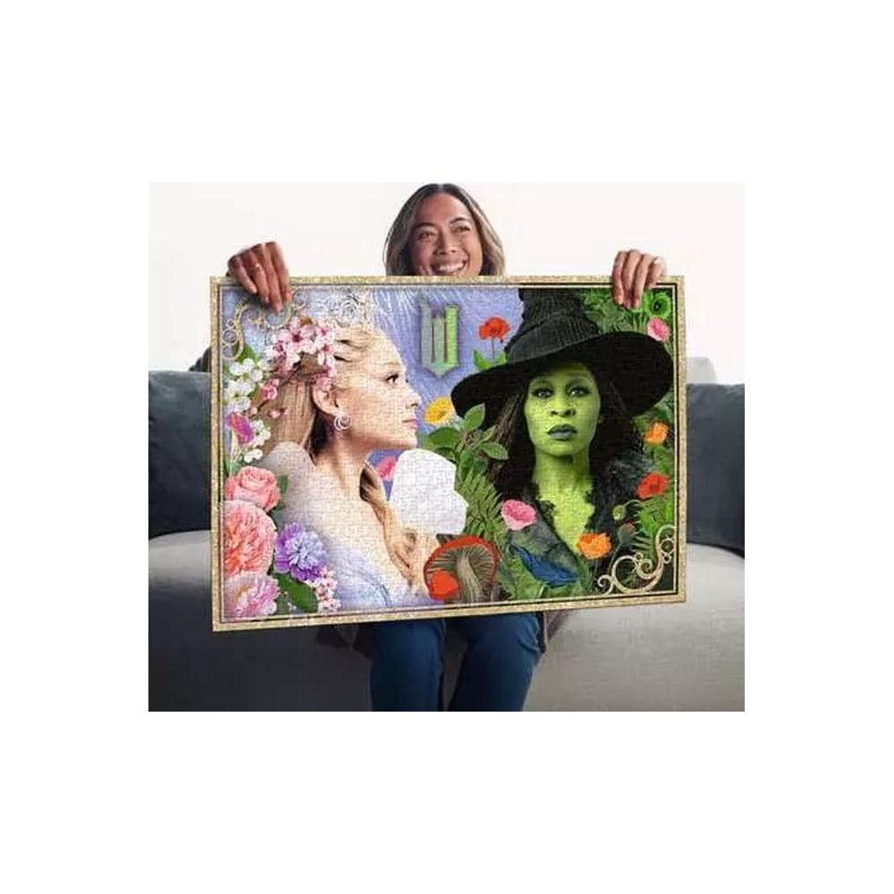 Eine Frau hält ein Puzzle mit zwei Hexen: Eine blonde Fee und eine grüne Hexe mit Hut.