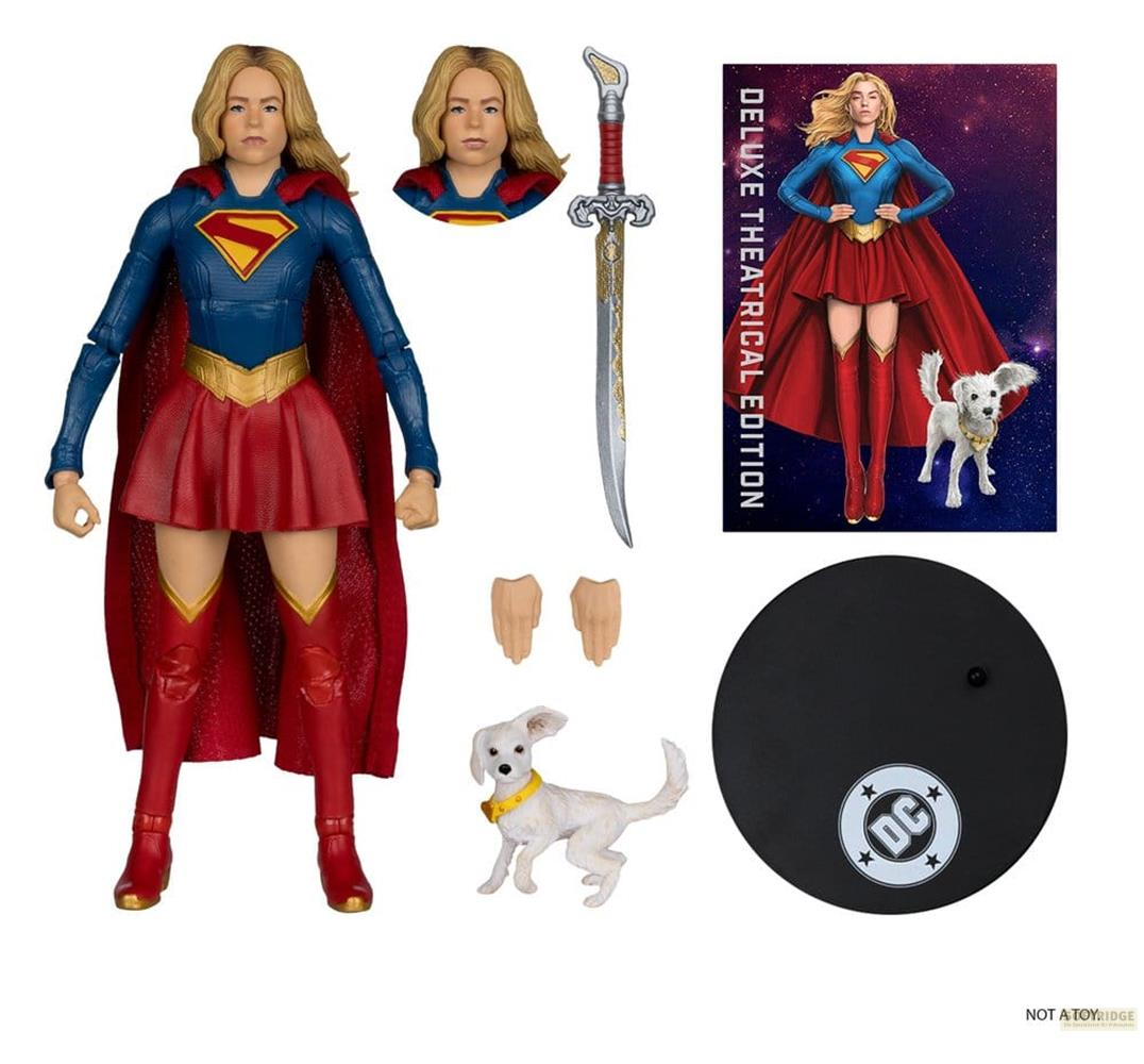 Actionfigur von Supergirl mit Hund, Schwert und Zubehör auf weißem Hintergrund.