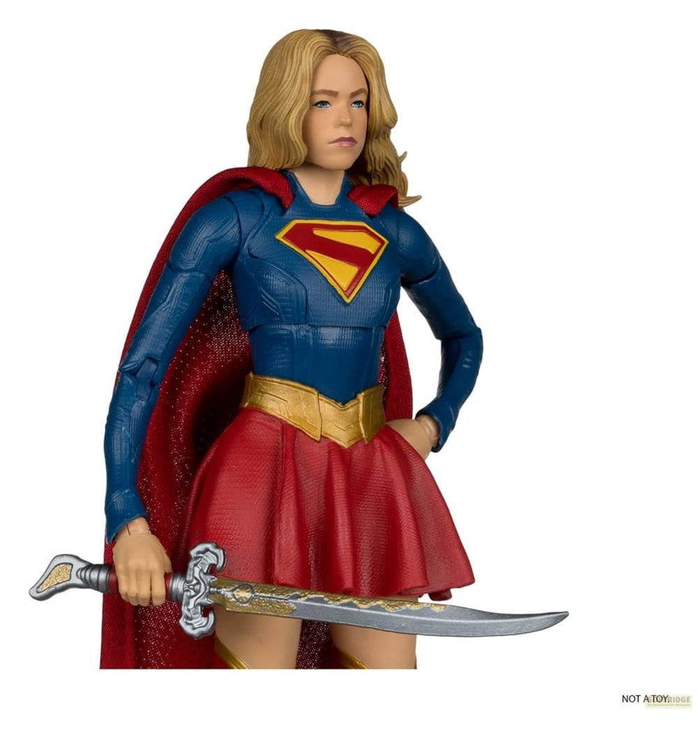 Supergirl-Figur mit blauem Oberteil, rotem Umhang, rotem Rock und Schwert.