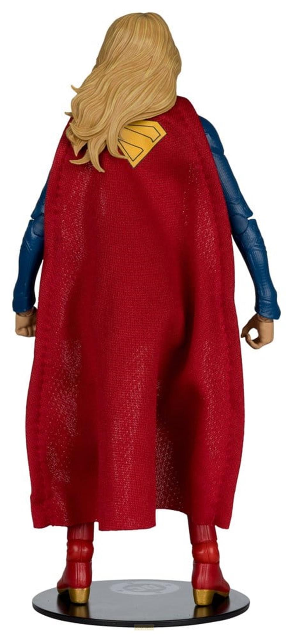 Eine Actionfigur von Supergirl in voller Länge, von hinten gesehen, mit rotem Umhang und blauem Anzug.