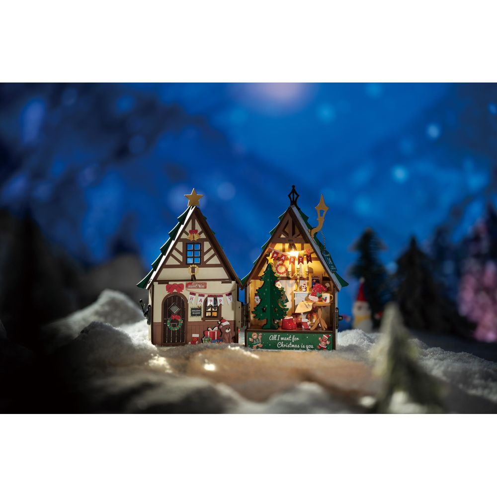 Casette di Natale con alberi e neve di notte.
