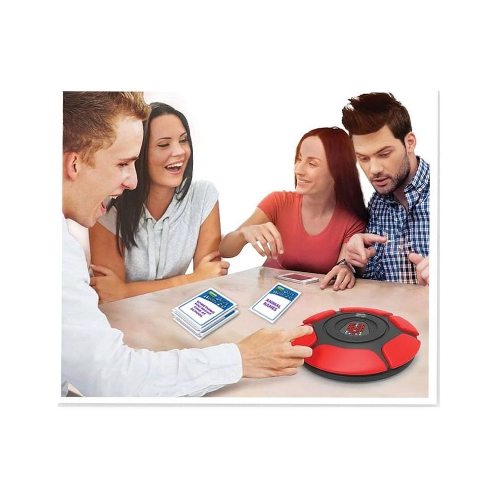 Quatre personnes jouent à un jeu avec des cartes et un appareil rouge sur une table.