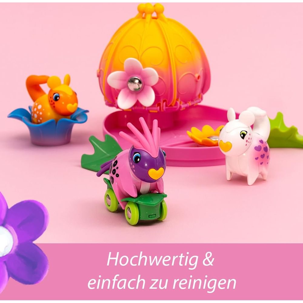 Rosa Vogel auf Rollen, orangefarbenes Tier im Becher, weiße Maus, gelbe Blüte, pinker Hintergrund.