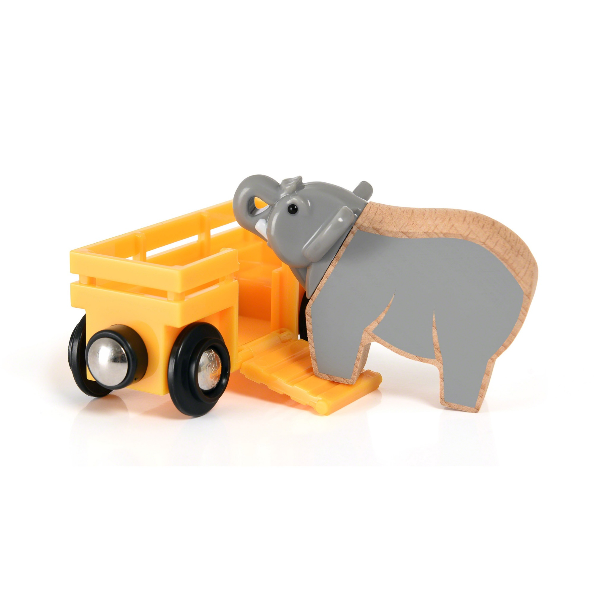 Ein hölzerner Elefant steigt in einen gelben Wagen mit Rampen und Rädern.
