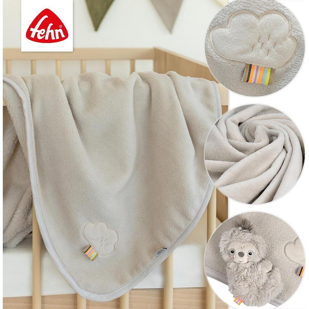 Ein weicher, beiger Baby-Schlafsack mit Wolkenmotiv und einem kleinen Tieranhänger.