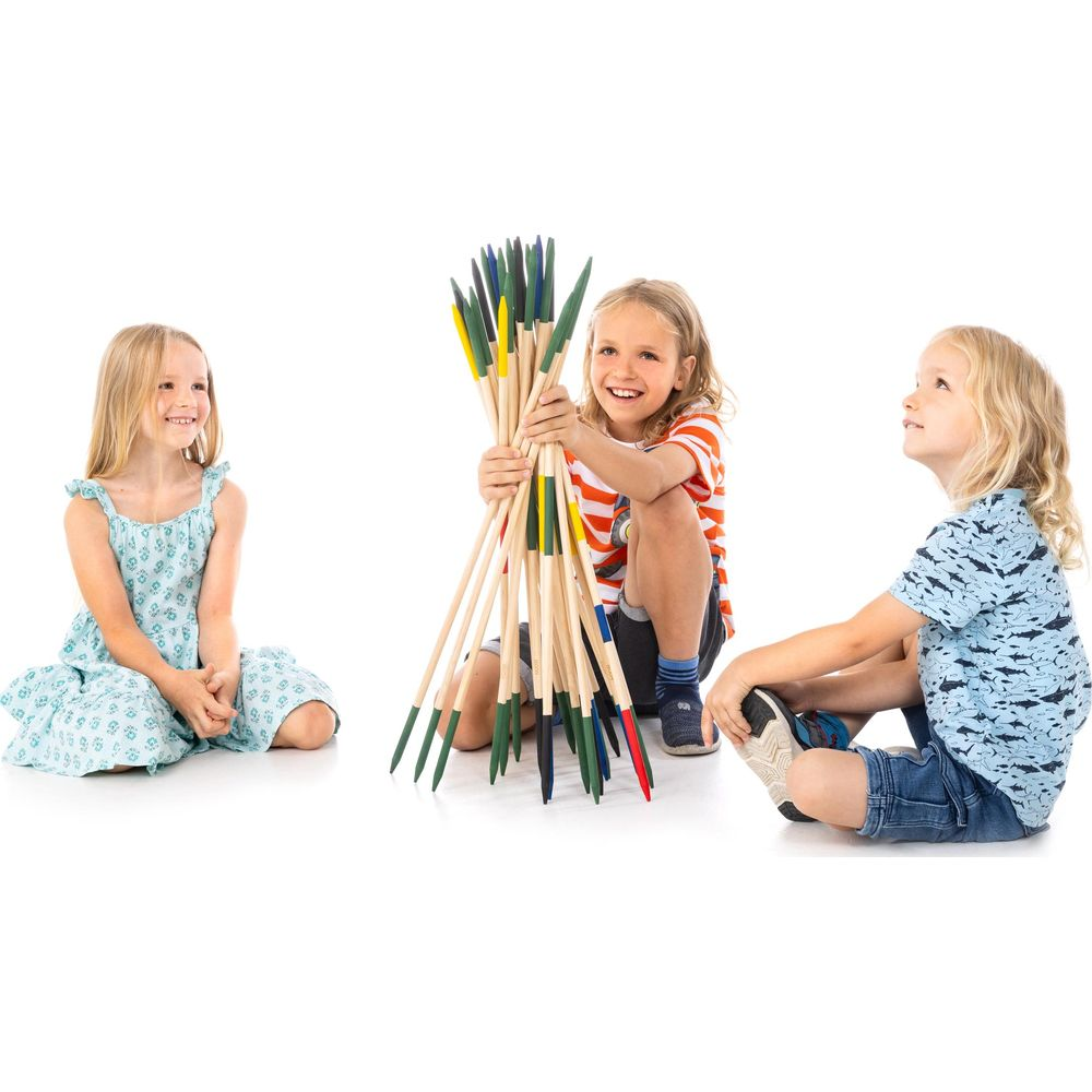 Tre bambini seduti per terra tengono un mucchio di frecce con punte colorate.